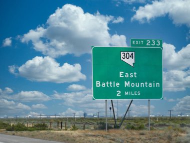 Nevada 'daki 80. Otoyol tabelasında yol tarifi ve Doğu Şehir Merkezi Savaş Dağı çıkışı..