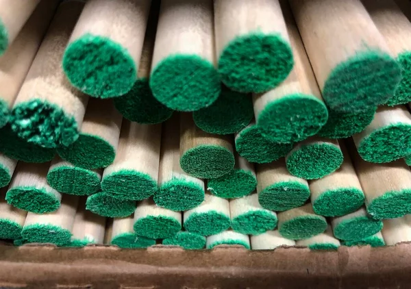 先端に緑で塗装丸棒のスタック — ストック写真