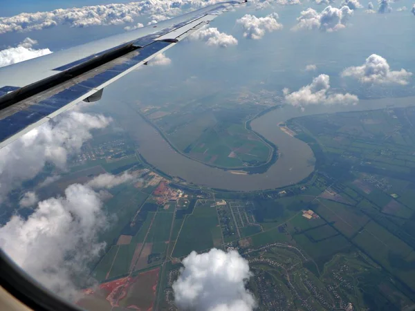 Tampilan Jendela Pesawat Dengan Sungai Mississippi Mengalir Melalui Lahan Pertanian Stok Lukisan  