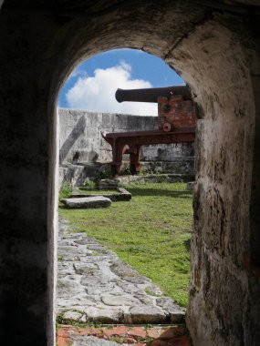Nassau, Nassau, Bahamalar 'daki Fort Charlotte' da Nassau Körfezi 'ne bakan eski bir topun görüntüsü.. 