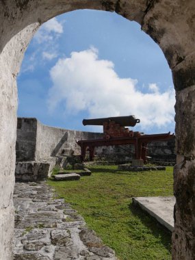 Nassau Körfezi 'ne bakan eski toplar, Fort Charlotte, Nassau, Bahamalar' da bir kavisle çerçevelenmiş.. 
