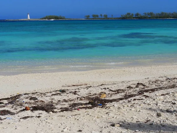 Aguas Azules Claras Playa Junkanoo Con Faro Nassau Distancia — Foto de Stock