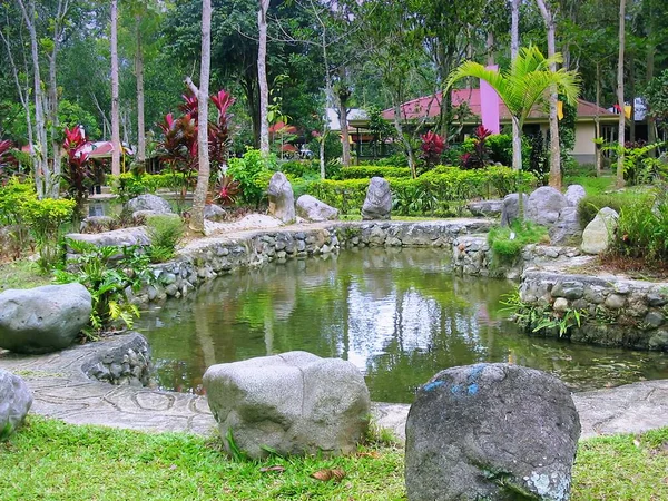 Pequena Lagoa Resort Com Reflexos Água — Fotografia de Stock