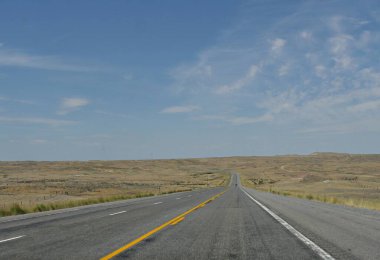Wyoming manzarası boyunca düz asfalt yol