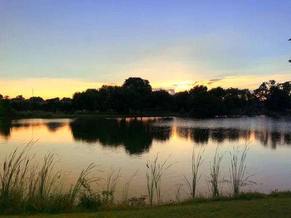 Puesta Sol Reflejada Las Aguas Lago — Foto de Stock