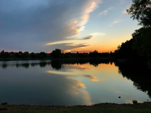 Steaks Nuages Coucher Soleil Reflétés Dans Les Eaux Lac — Photo