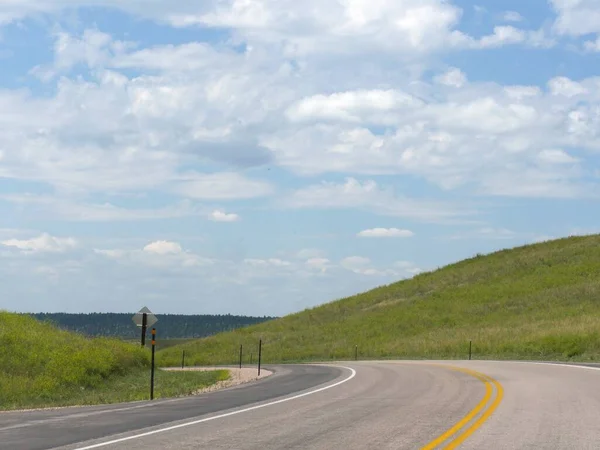 Jalan Berliku Dengan Bukit Bukit Sundance Wyoming Stok Gambar