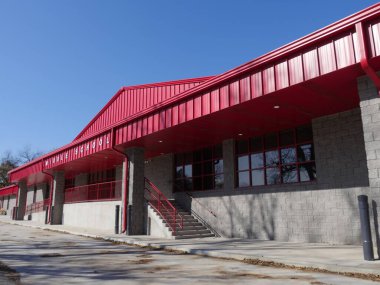 Oklahoma 'daki Pauls Valley Ortaokulu binasının dış cephesinin ortalarında.