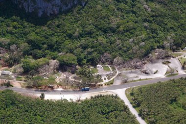 Saipan, Kuzey Mariana Adaları 'ndaki 11. Dünya Savaşı simgesi Son Komuta Merkezi' nin hava görüntüsü..
