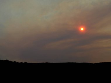 Arizona manzarasının siluetleri üzerinde gökyüzünde gün batımının geniş bir görüntüsü