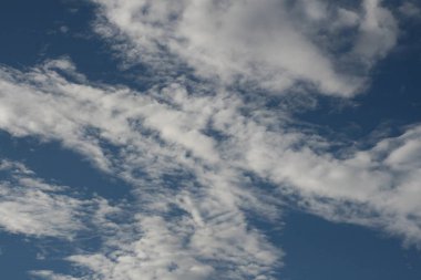 Mavi gökyüzünde beyaz bulutların güzel desenleri