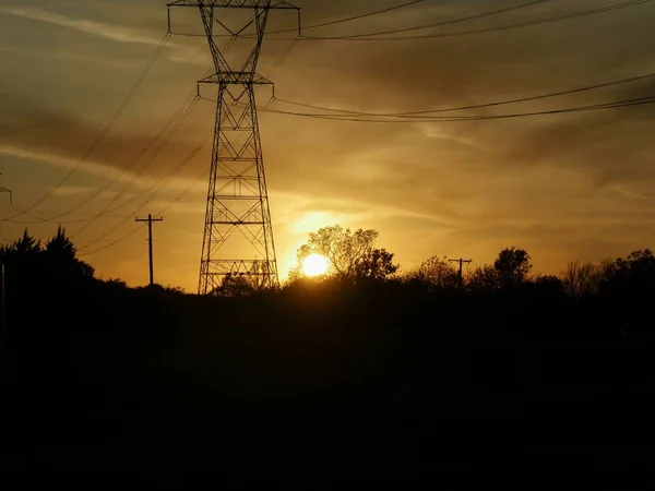 Siluetas Líneas Eléctricas Árboles Con Una Impresionante Puesta Sol Fondo — Foto de Stock