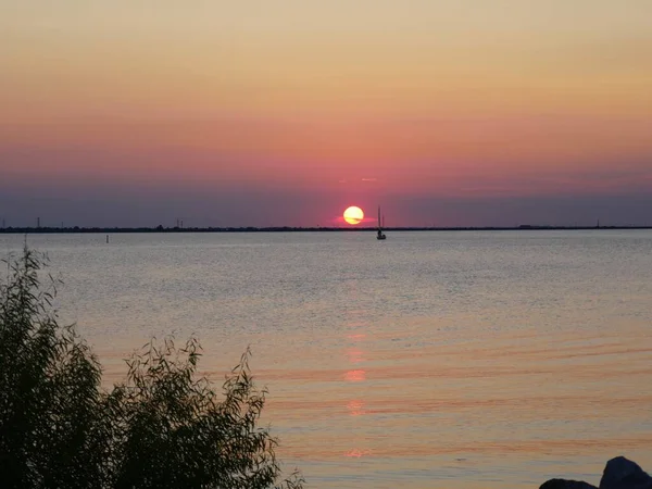 Vue Large Coucher Soleil Couper Souffle Reflété Dans Lac Avec — Photo