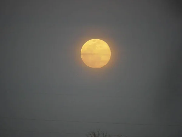 Pleine Lune Jaunâtre Avec Lignes Électriques Floues — Photo