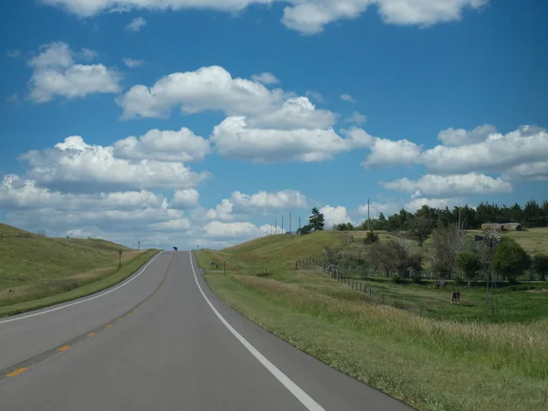 Estrada Pavimentada Com Estruturas Agrícolas Longo Rodovia 183 Nebraska — Fotografia de Stock