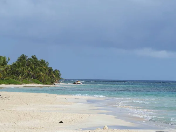 Dalgalar Culebra Porto Riko Beyaz Bir Flamenco Plajına Yuvarlanıyor Uzakta — Stok fotoğraf