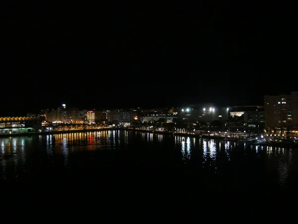 Средний Снимок Морского Побережья Пуэрто Рико Ночью Цветными Огнями Отраженными — стоковое фото