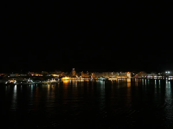 Puerto Marítimo Puerto Rico Por Noche Con Luces Coloridas Reflejadas — Foto de Stock