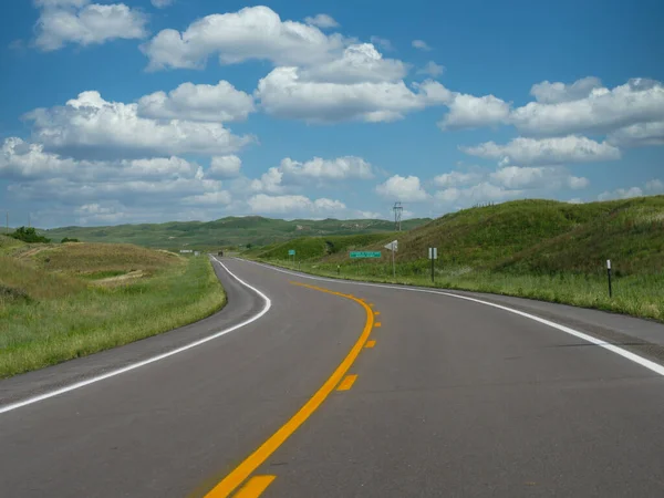 Jalan Berliku Liku Dan Awan Yang Indah Nebraska Landscape Usa Stok Lukisan  