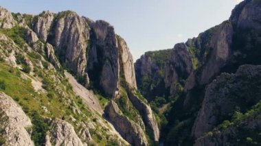 Uçurum ve yeşil çim ile dağlık bölgesinin çarpıcı havadan görünümü