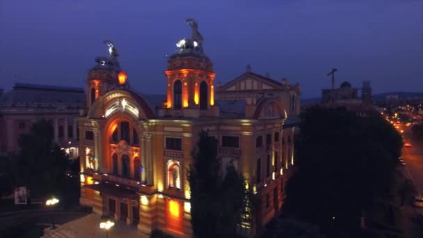 Vista aérea do edifício do Teatro Nacional Lucian Blaga em Cluj Napoca — Vídeo de Stock
