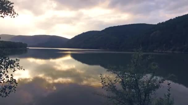 Beautiful water surface view of a large river in green hills with trees — Stock Video