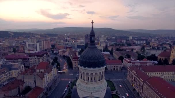 Svislý letecký pohled na katedrálu ve městě, Cluj Napoca — Stock video