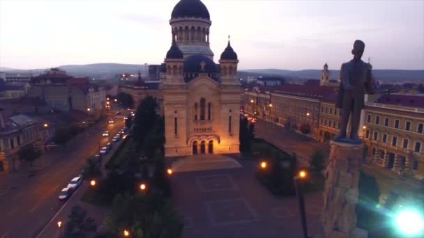 Verticale luchtfoto van Avram Iancu standbeeld met kathedraal op de achtergrond, Cluj Napoca — Stockvideo