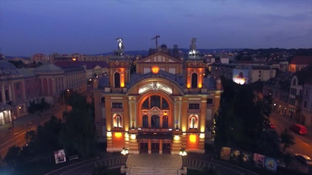 Vista aérea vertical do edifício do Teatro Nacional Lucian Blaga em Cluj Napoca — Vídeo de Stock