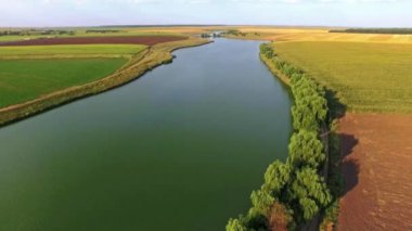 Güneşli bir günde yeşil alanları üzerinden geçen bir büyük nehir ile güzel bir manzara havadan görünümü