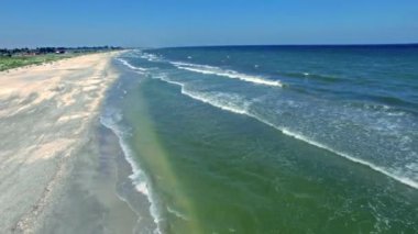 Sakin bir şekilde beyaz kumlu plaj üzerinde çökmesini dalgaları ile Sahil sahilinin havadan görünümü