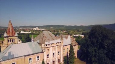 Yeşil park ve arka planda küçük kasaba çevrili bir ortaçağ kalesi Panoraması