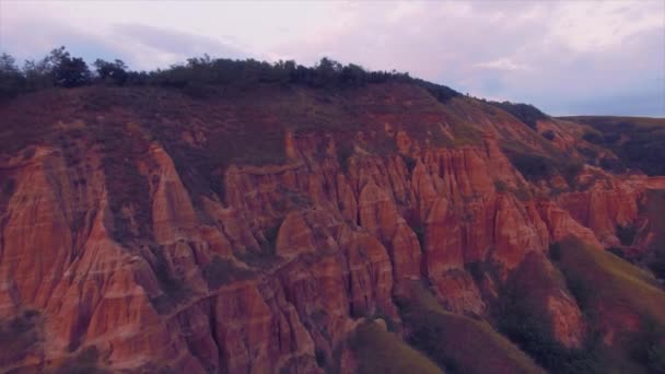 Letecký pohled na nádherné červené rokle svahu v přírodní rezervaci — Stock video