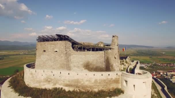 Superbe vue aérienne sur la forteresse médiévale de Deva au sommet d'une colline 