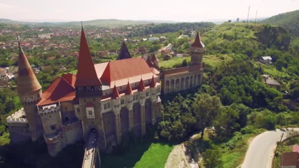 Vista aérea del hermoso castillo medieval en el soleado día de verano con hermosos campos verdes y colinas — Vídeos de Stock