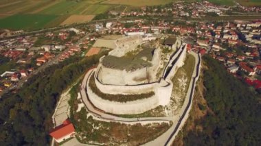 Bir tepenin üstüne Ortaçağ taş kale Deva çarpıcı havadan görünümü