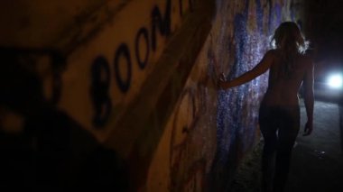 kız ve grafiti duvar