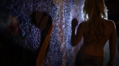 En yakın kız ve grafiti duvar