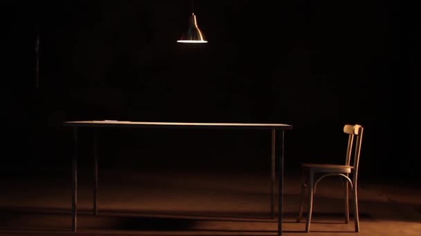 Lampe suspendue sur la table — Video