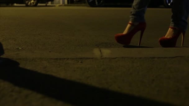 Chaussures rouges dans la rue sombre — Video