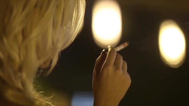 Primer plano de chica fumando — Vídeos de Stock