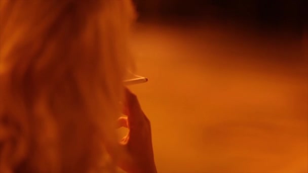 Chica fumando por la noche — Vídeos de Stock