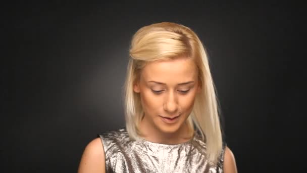 Blond meisje toe te passen make-up met borstel — Stockvideo