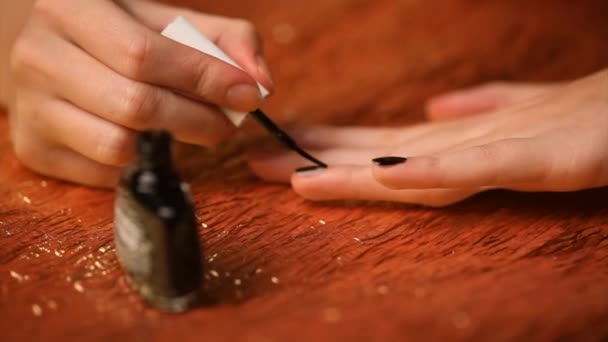 Dívka malování její nehty černé — Stock video