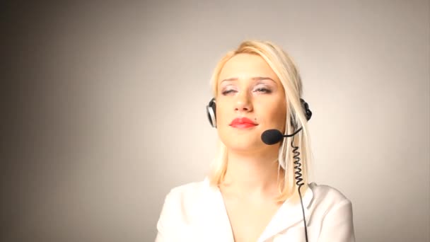 Blondes Callcenter-Mädchen — Stockvideo