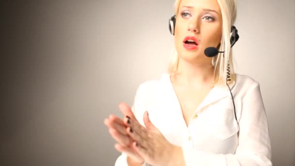 Jolie blonde call center girl — Video