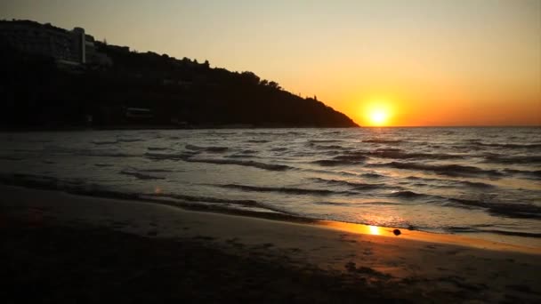 Zeegezicht met ponton op voorgrond en warme zonsondergang. pannen beweging. — Stockvideo