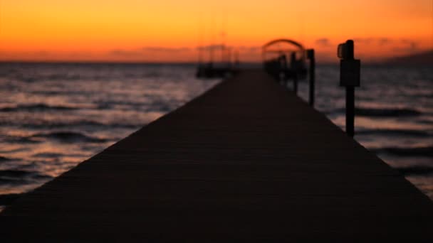 Pôr do sol sobre o mar e pontão — Vídeo de Stock