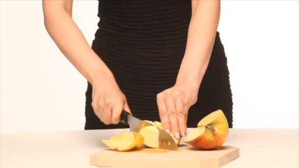 Krásná dívka sekání jablko — Stock video