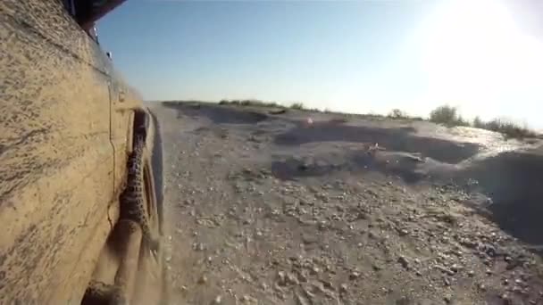越野驾驶在沙的海滩上 — 图库视频影像